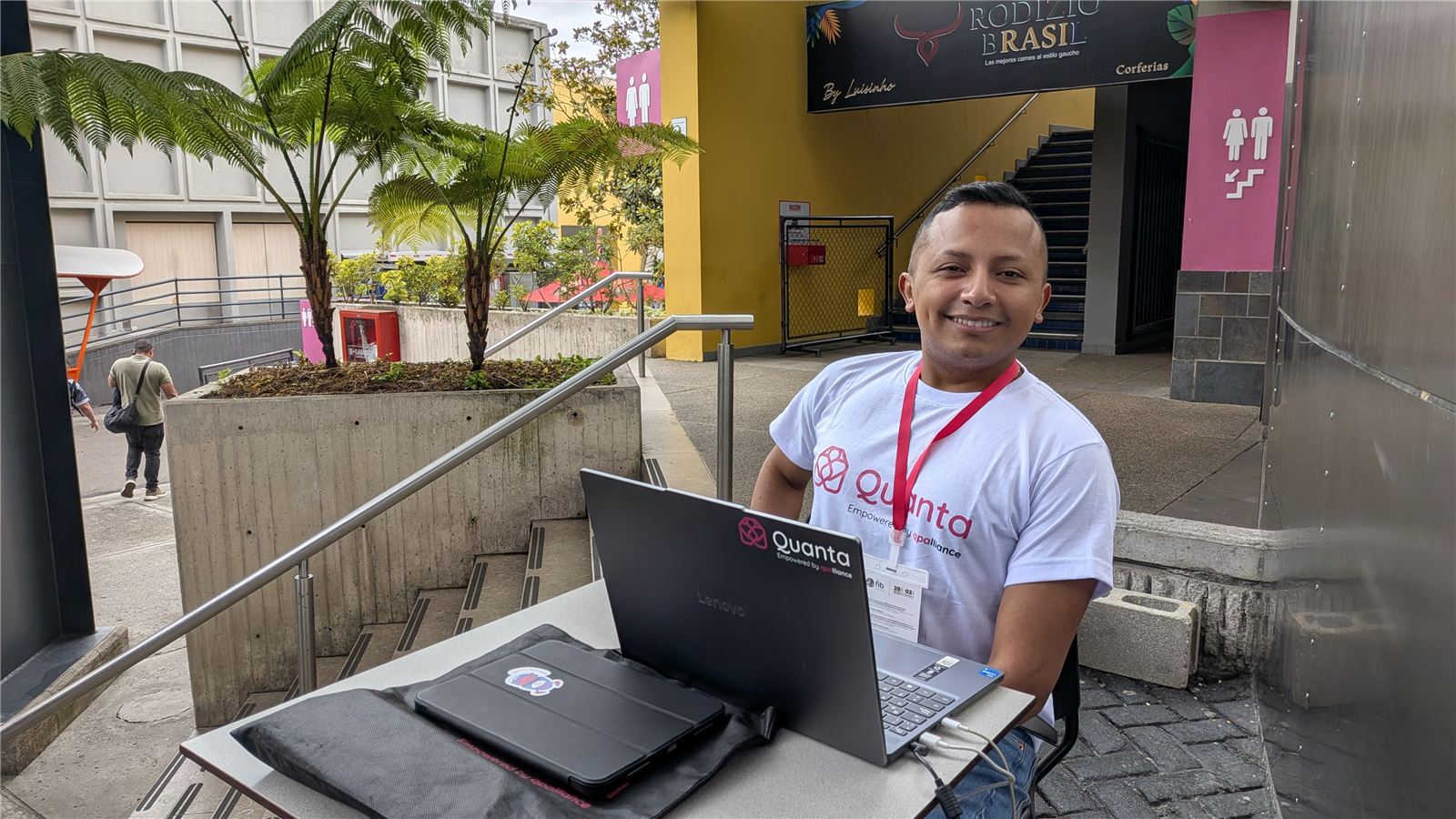 Asesor de Quanta con portátil en la FIB 2026
