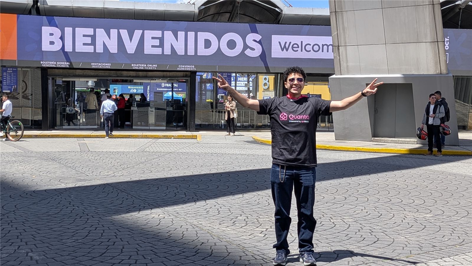 Integrante de Quanta en la entrada de Corferias durante la FIB 2026
