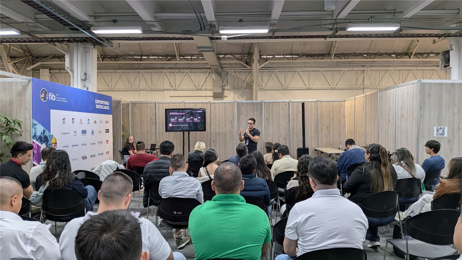 Sala llena en la charla de MRP de Quanta en la FIB 2026