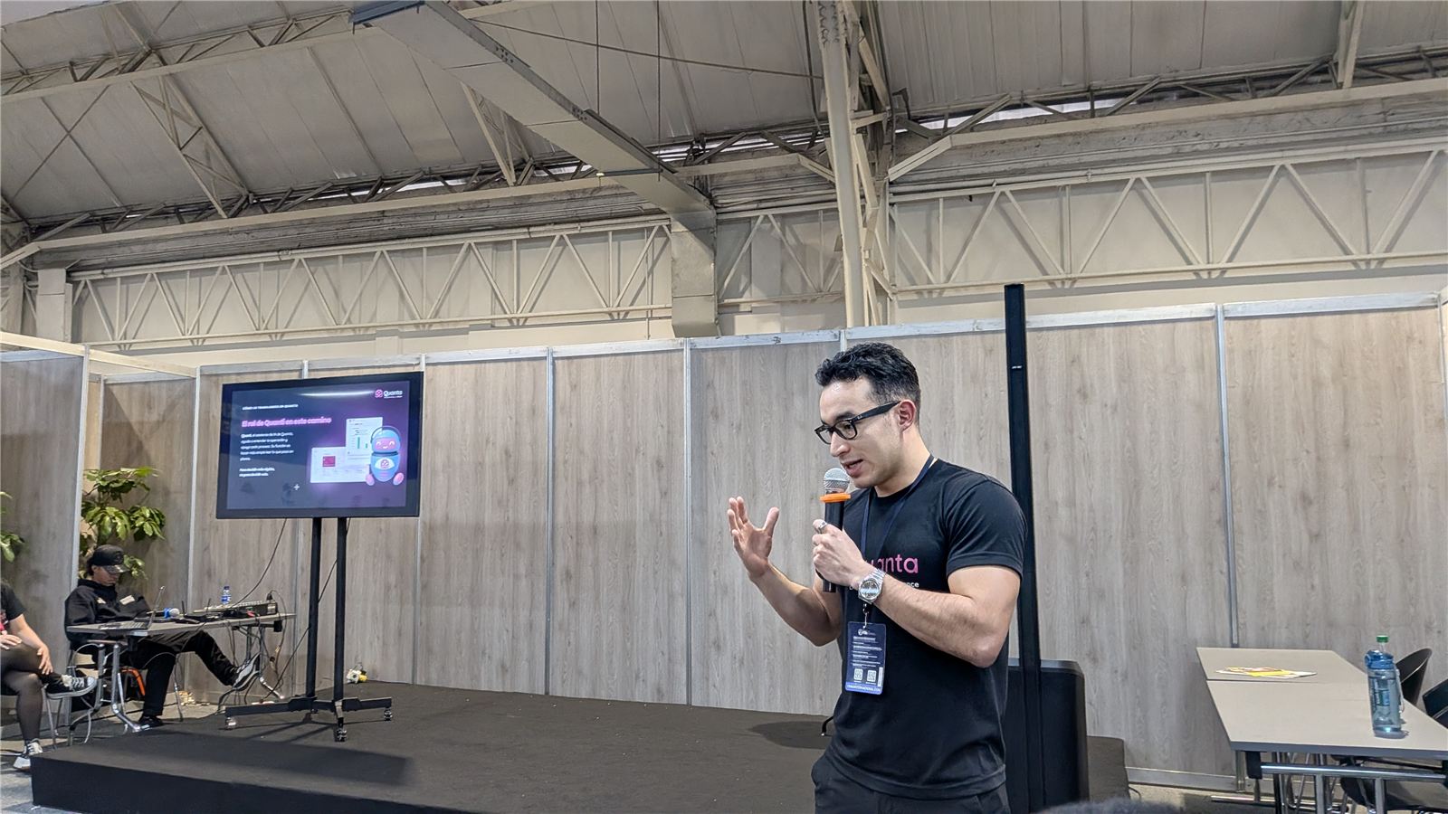 Conferencista de Quanta presentando en la FIB 2026